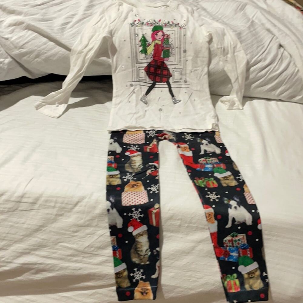 Christmas 4 outfit of capellini leggings and shipping gurl long sleeve t guc